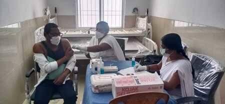 बिहारः कोरोना टीके से मौत का आरोप लगाकर चिकित्सा पदाधिकारी को बनाया बंधक