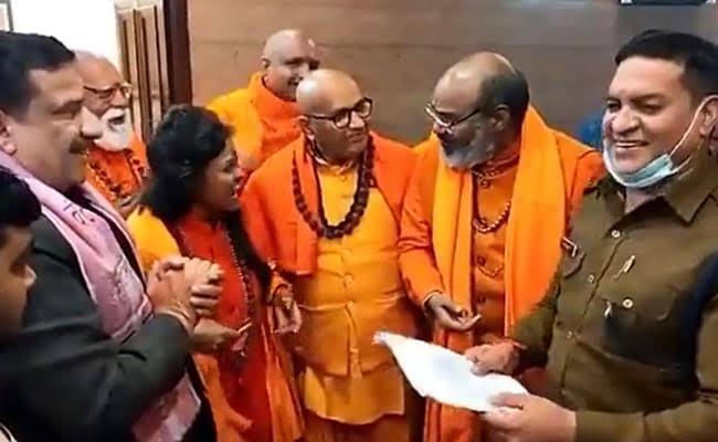 हरिद्वार धर्म संसद में हेट स्पीच आरोपी पुलिस के साथ हँसी-मज़ाक़ करते हुए। तस्वीर सौजन्य : एनडीटीवी