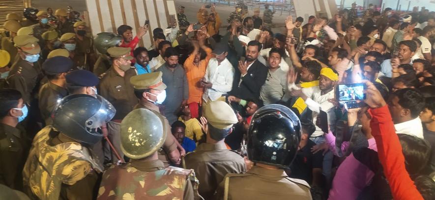 EVM मामले में वाराणसी के एडीएम नलिनीकांत सिंह सस्पेंड, 300 सपा कार्यकर्ताओं पर भी एफ़आईआर