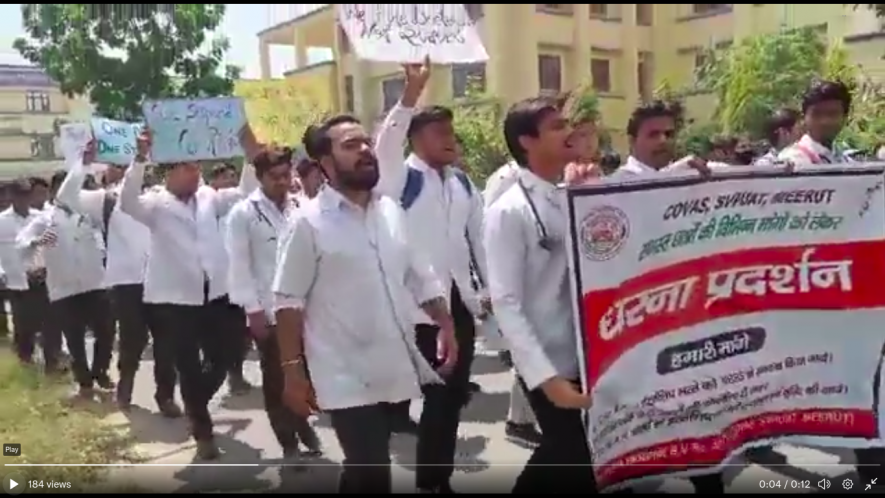 मेरठ: वेटरनरी छात्रों को इंटर्नशिप के मिलते हैं मात्र 1000 रुपए, बढ़ाने की मांग को लेकर अनिश्चितकालीन धरने पर बैठे