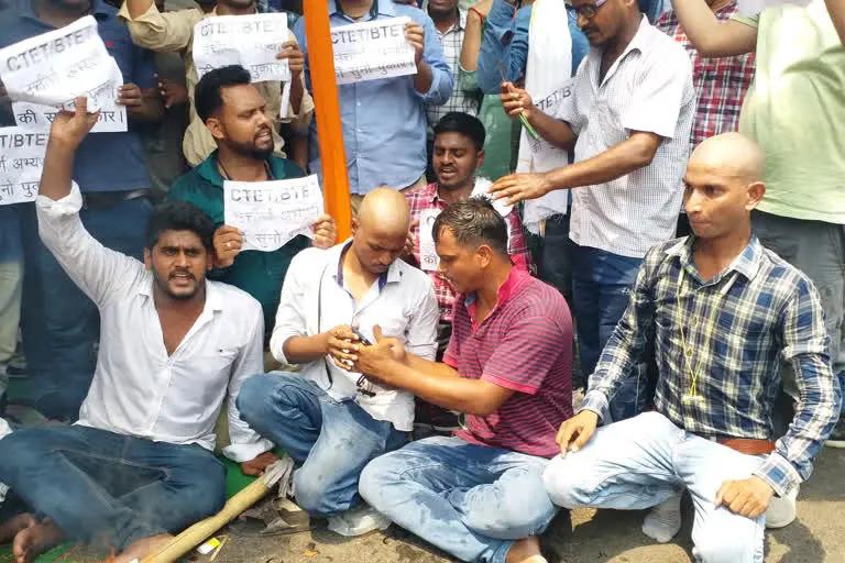 बिहार : सातवें चरण की बहाली शुरू करने की मांग करते हुए अभ्यर्थियों ने सिर मुंडन करवाया