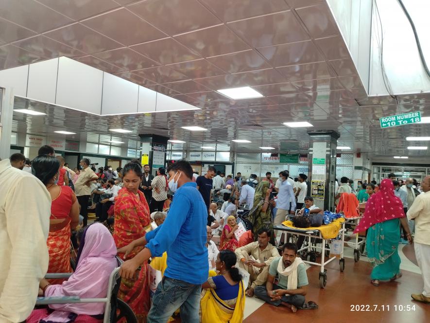 लखनऊ: अब सरकारी अस्पताल में भी मुफ़्त में इलाज नहीं मिलेगा ग़रीब जनता को...