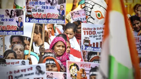 Congress women workers protest against BJP, Adani at Jantar Mantar