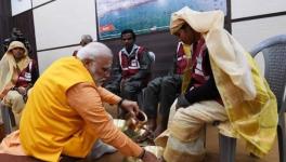 कुंभ में सफाईकर्मियों के पांव धोते प्रधानमंत्री नरेंद्र मोदी।