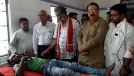 आरा सदर अस्पताल में घायल कार्यकर्ता से मुलाकात करते भाकपा माले महासचिव दीपंकर भट्टाचार्य