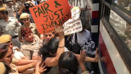 प्रदर्शनकारियों को हिरासत में लेती दिल्ली पुलिस