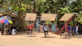 कोंकण अंचल में एक घर के बाहर शूटिंग से पहले की तैयारी का दृश्य