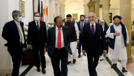 नई दिल्ली, 5 अक्टूबर, 2020 को भारत के एनएसए अजीत डोभाल (बायें) ने अफ़ग़ान राष्ट्रीय उच्च सुलह परिषद के अध्यक्ष,अब्दुल्ला (दायें) से मुलाक़ात की।