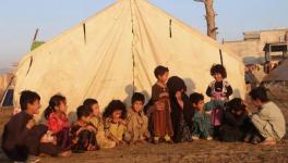 आंतरिक रूप से विस्थापित बच्चे अफगानिस्तान के खोस्त प्रान्त के एक शरणार्थी शिविर में 17 नवंबर, 2020 को एक तंबू के बाहर बैठे हुए नज़र आ रहे हैं।