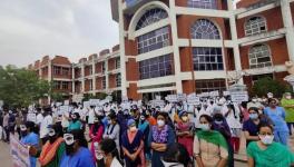 तमिलनाडु : मेडिकल छात्रों का प्रदर्शन 50 दिन के पार; प्रशासन ने विश्वविद्यालय बंद कर छात्रों का खाना-पानी रोका