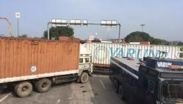 राजस्थान-हरियाणा सीमा पर तैनात इन ट्रकों की कतार को देखा जा सकता है।