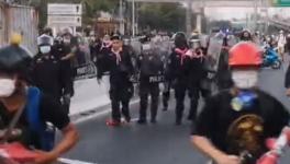 थाईलैंड के प्रधानमंत्री आवास के बाहर प्रदर्शनकारियों पर पुलिस की हिंसात्मक कार्रवाई