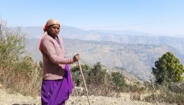 15 मिनट की पर्वतीय चढ़ाई फिर 20 किलोमीटर दूर पैदल अस्पताल जा रही मालती देवी