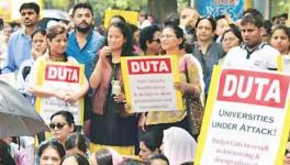 दिल्ली विश्वविद्यालय के शिक्षकों ने वेतन नहीं मिलने के विरोध में की हड़ताल