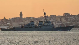 काला सागर की तरफ जाता हुआ अमेरिकी नौसेना निर्देशित विध्वंसक यूएसएस पोर्टर, 28 जनवरी, 2021 को इस्ताम्बुल के बोस्फोरस में।