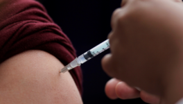 पश्चिम कर रहा है वैश्विक स्तर पर टीके में नस्लभेद