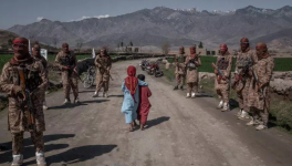 पूर्वी अफ़ग़ानिस्तान के लगमन सूबे में स्थित अलिंगर ज़िले में तैनात एक उत्कृष सैन्यबल-तालिबान रेड यूनिट के बीच से गुज़रते हुए अफ़ग़ानी बच्चे (फ़ाइल फ़ोटो)