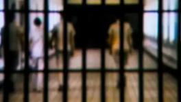 कोविड-19 : जेलों में भीड़ कम करने के लिये न्यायालय ने कैदियों को रिहा करने का आदेश दिया