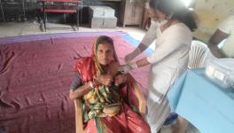 मेलघाट में चिखलदरा तहसील के जामली में पिछले दिनों कोरोना-रोधी टीकाकरण शिविर आयोजित किया गया। (दोनों फोटो : ज्ञानदेव येवले) 