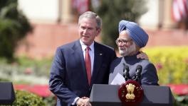 फाइल फोटो। 2 मार्च, 2006 को दिल्ली में तत्कालीन अमेरिकी राष्ट्रपति जार्ज डब्ल्यू बुश और भारत के तत्कालीन प्रधानमंत्री मनमोहन सिंह।  
