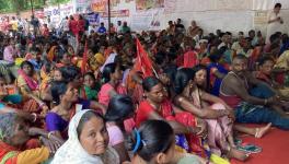मनरेगा श्रमिकों के धरने का दूसरा दिन: बजट आवंटन बढ़ाने के साथ मज़दूरी और कार्य दिवस बढ़ाने की मांग 