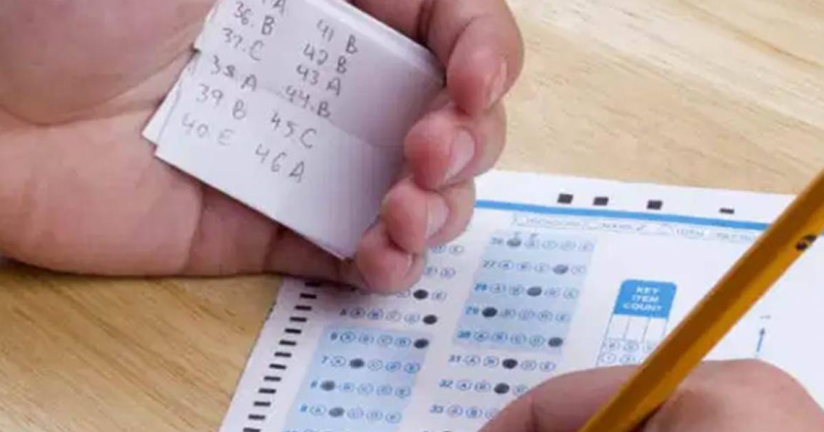 यूपी चुनाव: योगी राज में पेपर लीक और परीक्षा-संबंधित घोटालों की कोई कमी नहीं | न्यूज़क्लिक