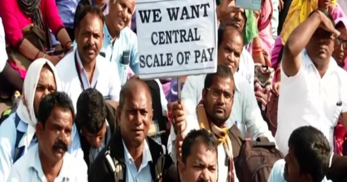 Odisha: Primary school teachers protest over three-point demands
– News X